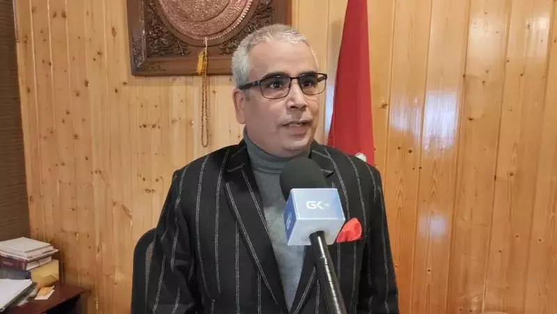 एनसी नेता ने अपने शोरूम की वापसी के बाद यूटी मॉडल की प्रणालीगत समीम पर प्रकाश डाला